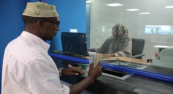 A customer holds banknotes at a bank in Mogadishu, Somalia. The country is preparing to reissue new Somali shilling banknotes for the first time in 26 years (photo: Abdulfitah Hashi Nor/Getty)